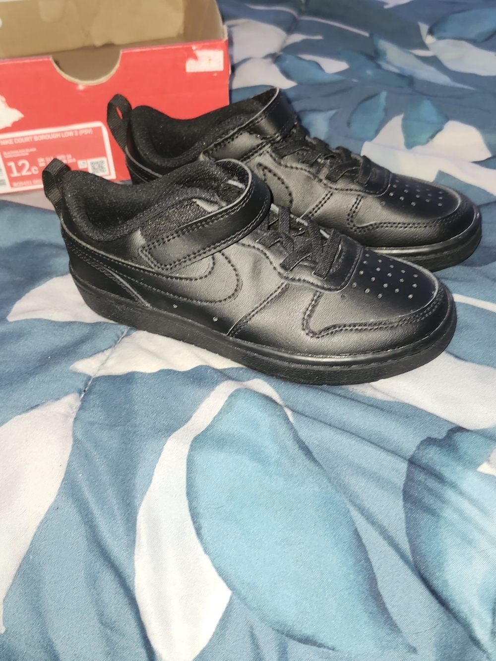 Nike Kids Black Low-Top Sneakers with Hook-and-Loop Strap